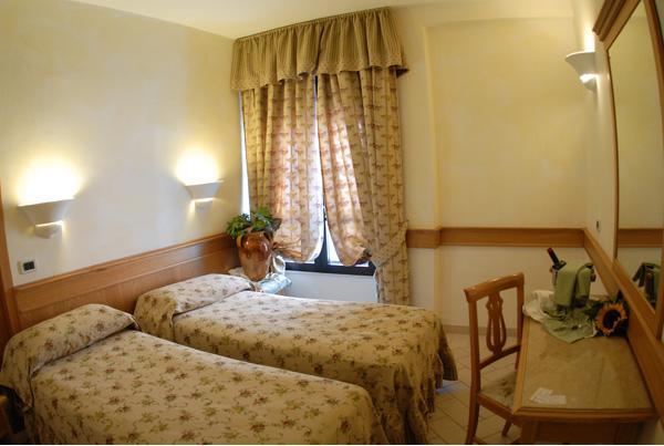 Hotel Pace Сан-Джованни-Ротондо Номер фото